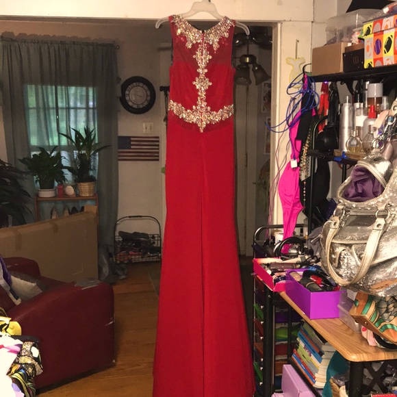 Beautiful red chiffon gown perfect for a Christmas formal dance! - Picture 6 of 8